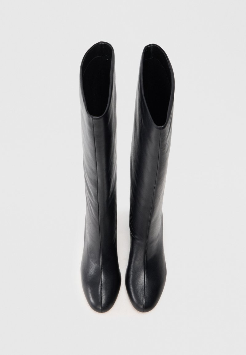 Schwarze, knielange Lederstiefel mit einem eleganten Design, spitzen Zehen, glatter Textur und abgerundeten Öffnungen an der Oberseite.