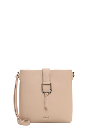 Umhängetasche aus pfirsichfarbenem genarbtem Leder mit vorderem Riemen und Metallschnallen-Detail. Verfügt über verstellbaren Schultergurt und klare, strukturierte Form.