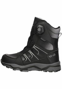 Botas impermeables negras con parte superior de material sintético, diseño de altura media, paneles texturizados, acentos reflectantes y un sistema de cierre seguro.