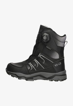 Botas impermeables negras con parte superior de material sintético, diseño de altura media, paneles texturizados, acentos reflectantes y un sistema de cierre seguro.