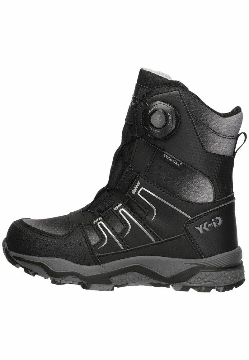 Botas impermeables negras con parte superior de material sintético, diseño de altura media, paneles texturizados, acentos reflectantes y un sistema de cierre seguro.