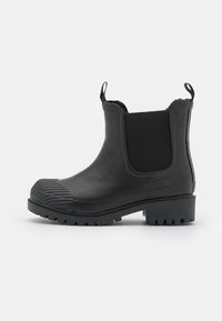 Bottes de cheville en caoutchouc noir avec un embout texturé, des panneaux latéraux élastiques et des languettes de tirage. Semelle robuste pour une traction et une durabilité accrues.