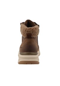 Botas de tobillo de cuero marrón con un suave collar de color tostado, tejido texturizado, suela de goma beige y cremallera trasera para un fácil uso.