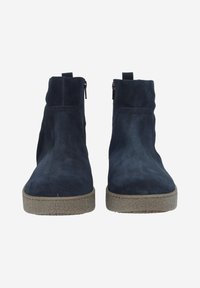 Stivali ankle in camoscio blu navy con suola grigia texturizzata, chiusura con zip e design semplice, caratterizzati da una punta bassa e rotonda.