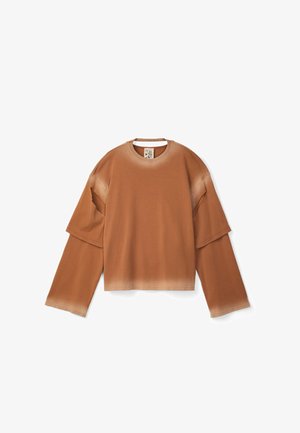 Brauner Langarmpullover mit schichtartigen Ärmeln, weitem Ausschnitt und einem Farbverlaufseffekt am Saum. Weiche Textur.