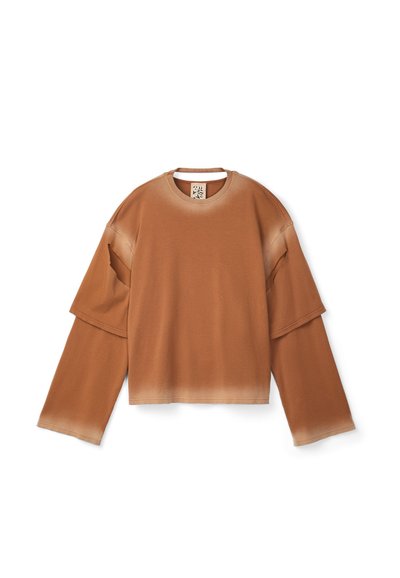 Brauner Langarmpullover mit schichtartigen Ärmeln, weitem Ausschnitt und einem Farbverlaufseffekt am Saum. Weiche Textur.