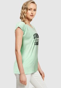 Merchcode STRONG LIKE A WOMAN EXTENDED SHOULD - T-shirts med print - neo mint