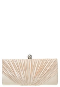 Beżowa satynowa torebka kopertowa z marszczeniami i okrągłym srebrnym zapięciem ozdobionym przezroczystymi cyrkoniami.