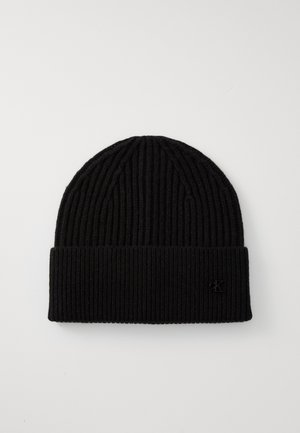 Berretto a maglia nera con texture a costine, dotato di un risvolto e di un piccolo logo sul lato. Realizzato in materiale morbido e caldo.
