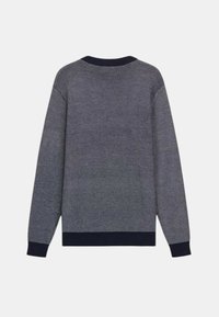 Maglione grigio a maglia con colletto e polsini a coste blu navy, caratterizzato da maniche lunghe e un design semplice. La vista posteriore mostra una texture liscia.