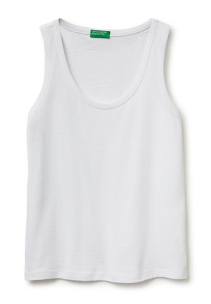 Canotta bianca senza maniche con scollo a U, realizzata in tessuto leggero, con etichetta verde "United Colors of Benetton" sul colletto.
