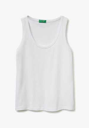 Débardeur blanc sans manches avec encolure dégagée, fabriqué en tissu léger, comportant une étiquette verte "United Colors of Benetton" au col.
