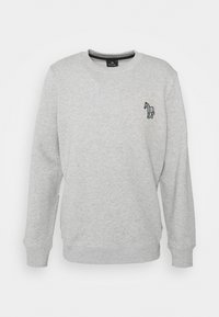 Sudadera gris con cuello redondo, mangas largas, puños y dobladillo acanalados, que presenta un detalle de cebra bordado multicolor en el lado izquierdo del pecho.