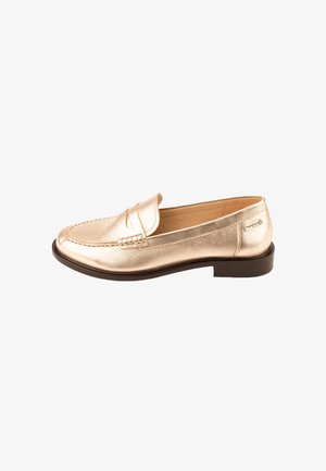 Mocasines de cuero metálico dorado con punta redondeada, detalles cosidos y un tacón bajo de goma marrón. Textura lisa y brillante con un diseño clásico.