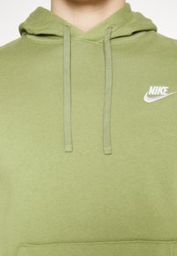 Nike Sportswear SPORTSWEAR CLUB FLEECE - Camisola - alligator/white