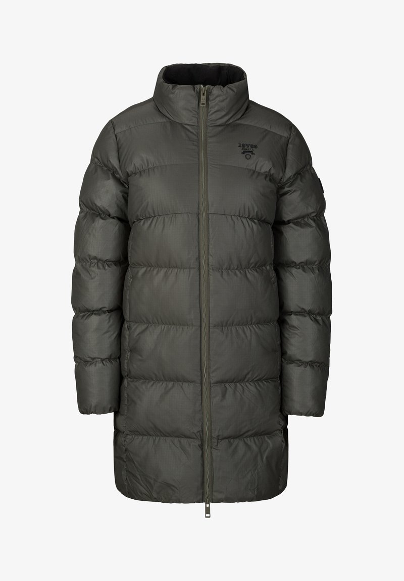 Manteau matelassé en vert foncé, avec un col haut, une fermeture éclair, et une texture épaisse et matelassée avec des coutures horizontales pour l'isolation.