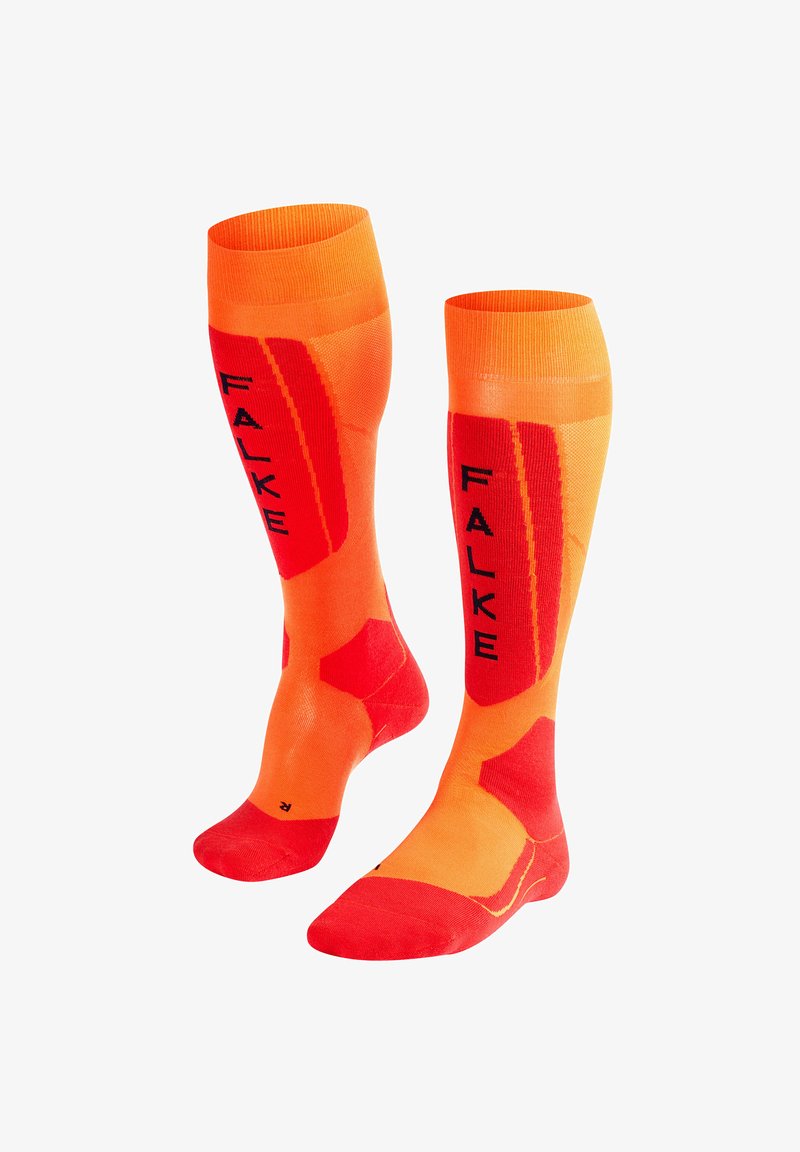 Chaussettes montantes orange et rouge, présentant un motif géométrique, des bords côtelés et le texte 'FALKE' en noir sur les côtés.