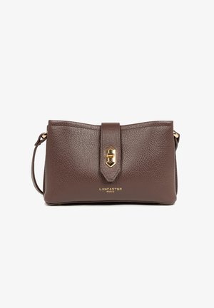 Braune Lederhandtasche mit strukturiertem Finish, ausgestattet mit einem goldfarbenen Verschluss, glatten Kanten und einem verstellbaren Tragegurt. Auf der Vorderseite ist ein eingraviertes Logo.