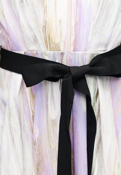 Obleka z lila in bež abstraktnim vzorcem, v pasu stisnjena s črnim trakom. Gladek material z nabrano teksturo.