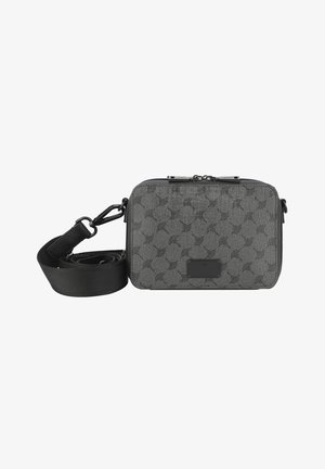 Sac bandoulière gris à motif avec un tissu texturé, de forme rectangulaire, fermetures éclair doubles et une sangle réglable. Présente un patch en plastique avec logo.