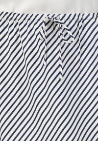 Shorts med elastisk midje og snøring, med et bølgete navy og hvitt stripemønster på et lett stoff.