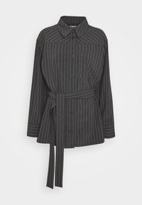 Camisa abotonada de color gris oscuro con rayas verticales blancas, un cuello, un bolsillo en el pecho y cintura con cinturón. Confeccionada en tela suave.