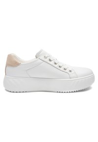 Baskets blanches en cuir à profil bas avec semelle épaisse, patch au talon en daim beige et lacets blancs, vues du côté extérieur.