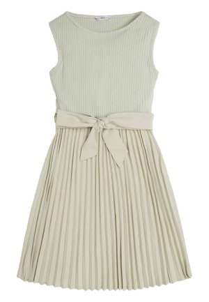 Vestido sin mangas de color beige claro con corsé acanalado, cinturón de tela anudado en la cintura y falda plisada.