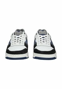 Bílé a černé tenisky s modrými akcenty, s texturovaným svrškem, šněrováním a kulatou špičkou. Název značky "Bull Boxer" na jazyku.