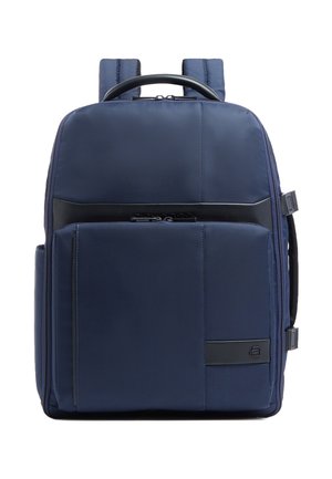 Marineblauer rechteckiger Rucksack mit gepolsterten Schultergurten, Tragegriff oben, vorderer Reißverschlusstasche und seitlichem Griff, aufrecht stehend vor weißem Hintergrund.