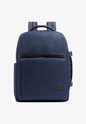 Marineblauwe rechthoekige rugzak met gevoerde banden, bovenhandgreep, voorvak met rits en zijhandgreep, rechtopstaand op een witte achtergrond.