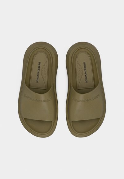 Ζευγάρι γλιστρημάτων Emporio Armani σε ελιά πράσινο χρώμα με ανοιχτές μύτες και ανάγλυφο το όνομα της μάρκας στο λουράκι και στην εσωτερική σόλα.
