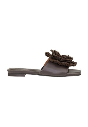 Sandalias deslizantes marrones con un motivo floral de tela texturizada en la correa. Confeccionadas en cuero suave con un tacón bajo.