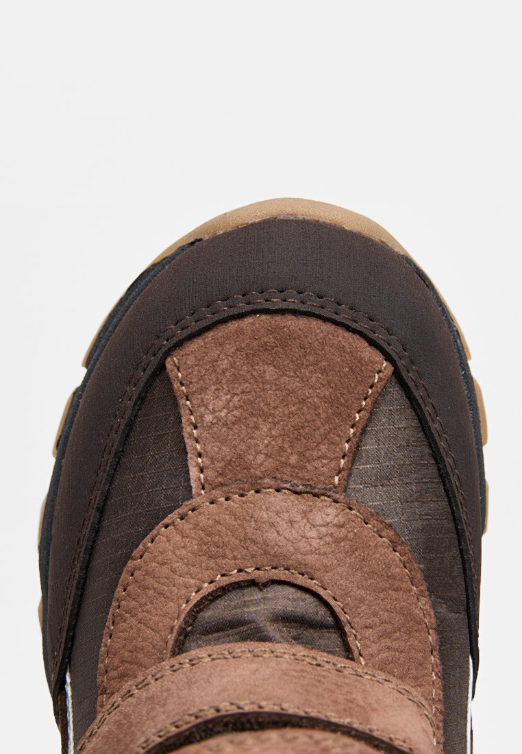 Braune Leder- und Stoff-Sneaker mit einer strukturierten Oberseite, gestickten Details und einem sportlichen Design. Verfügt über einen Klettverschluss.