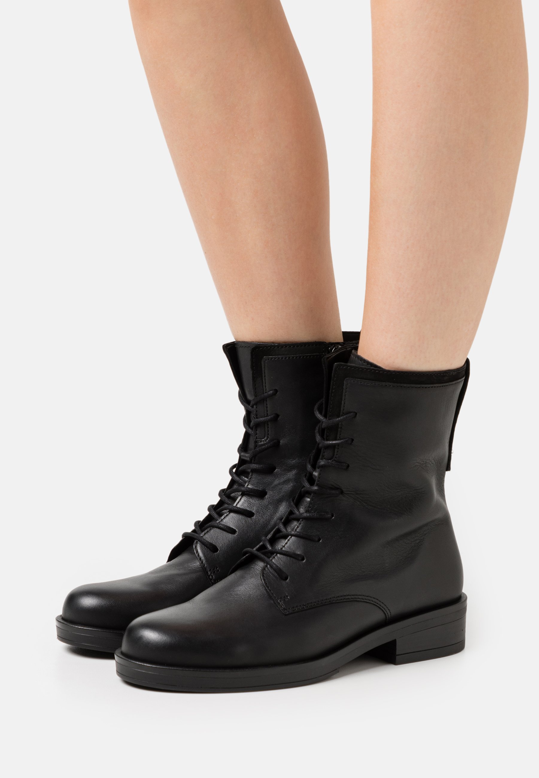 Zwart leren dames veterboot | Gabor 72.724.37 | Vijfvinkel