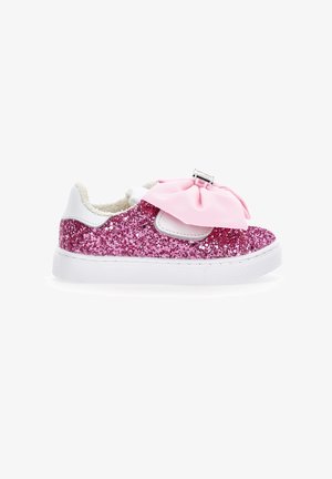 Børns lavtop snøresko med glitrende pink glimmer, hvid sål, hvid hæl og stor blød lyserød stofsløjfe på toppen.