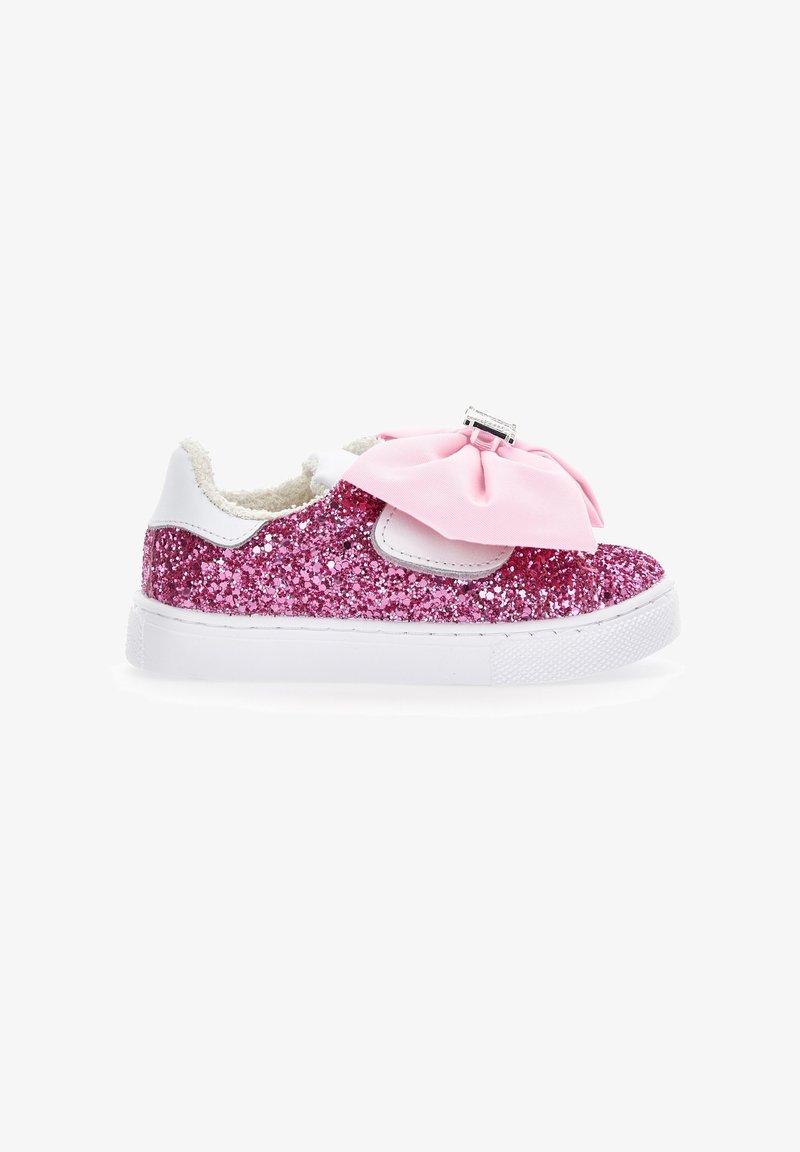 Baskets basses pour enfants avec paillettes roses scintillantes, semelle blanche, talon blanc et grand nœud en tissu rose doux sur le dessus.