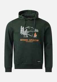 Ciemnozielona bluza z kapturem z grafiką rybołówstwa i ogniska, góry, drzewa oraz tekstem "Outdoor Expedition Swedemount" z przodu.