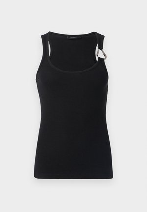 Schwarzes, geripptes Tanktop mit rundem Ausschnitt, dünnen Trägern und einem Metallakzent auf der linken Schulter. Glatte Stoffstruktur, figurbetontes Design.