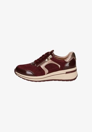 Baskets en suede bordeaux avec un bout brun brillant, des accents dorés et une fermeture éclair sur le côté. Présente une semelle plateforme texturée et un laçage.