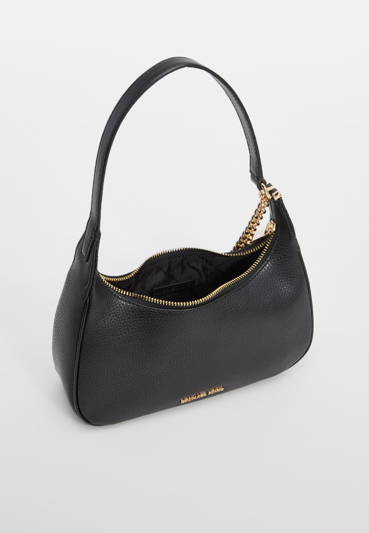 Schwarze, strukturiertes Lederhandtasche mit geschwungener Form, goldenem Reißverschluss und Kettenakzent am Tragegurt. Das Innere ist mit schwarzem Stoff ausgekleidet.