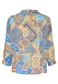 Blusa a maniche lunghe con un vivace motivo paisley e geometrico in blu, giallo e rosso, con scollatura arricciata e tessuto morbido.