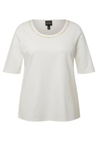Hvid t-shirt med korte ærmer og en blød, glat tekstur. Har en rund halsudskæring prydet med en lille dekorativ guldbroderi.