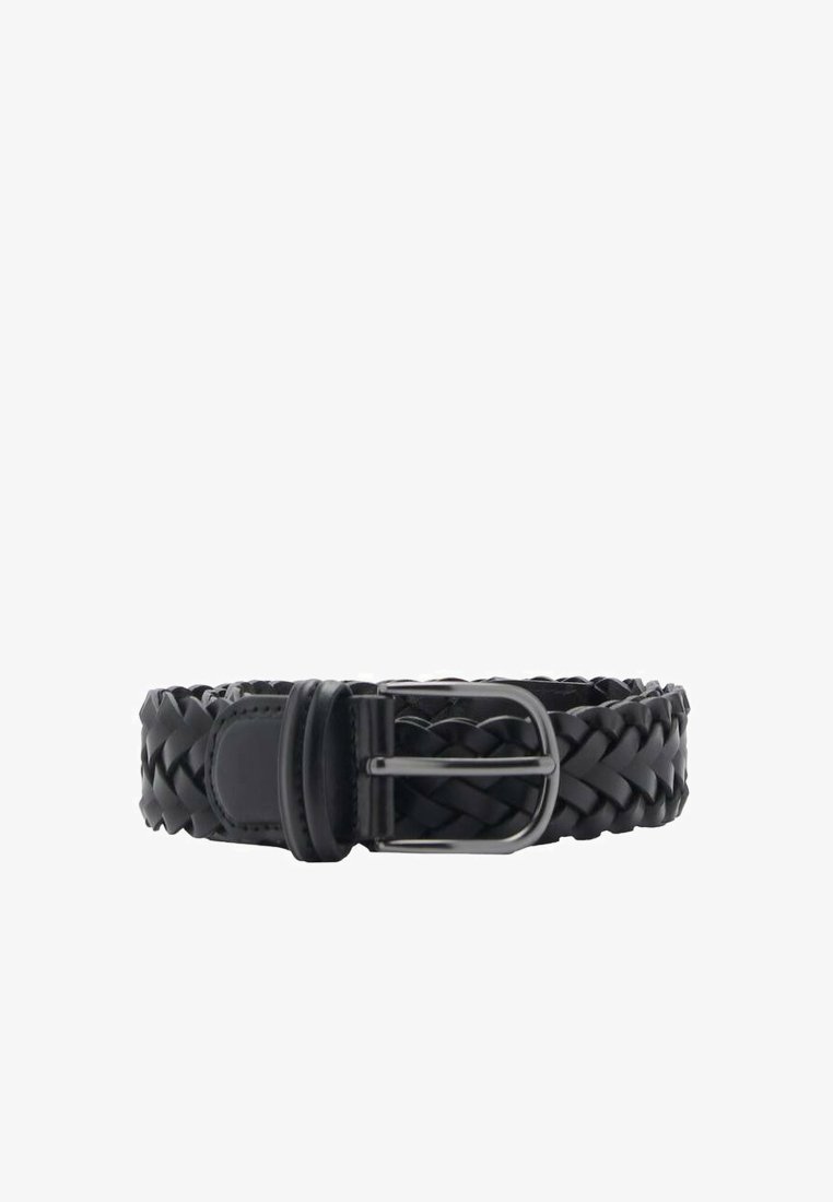 Schwarzer geflochtener Leder-Gürtel mit einer silbernen Metallschnalle. Verfügt über ein strukturiertes geflochtenes Design und einen glatten Lederbesatz in der Nähe der Schnalle.
