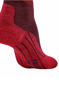 Rote Knöchelsocke mit einem strukturierten Muster und verstärktem Fersenbereich. Verfügt über ein Farbverlaufdesign mit dunklen und lebhaften Rotabstufungen.