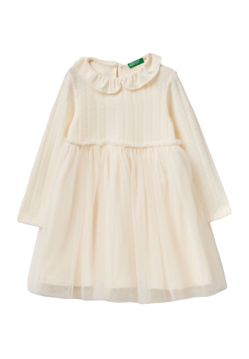 Vestido crema de manga larga con cuerpo de punto texturizado y falda de tul transparente. Cuenta con un cuello redondeado y una cintura fruncida.