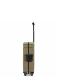 Beige Hartschalenkoffer mit schwarzem Reißverschluss, TSA-Schloss, vier Rädern und verlängertem schwarzem Teleskopgriff, von der Seite gezeigt.