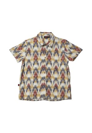 Camisa de manga corta con botones y cuello, que presenta un patrón abstracto multicolor en marrón, amarillo, negro y blanco sobre un fondo claro.