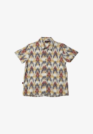 Cămașă cu mâneci scurte și nasturi, cu guler, având un model abstract multicolor în maro, galben, negru și alb, pe un fundal deschis.