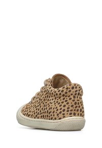 Sneaker scamosciati marroni con macchie, a basso profilo, punta tondeggiante, suola in gomma beige e lacci nocciola. Parte superiore testurizzata con macchie scure a contrasto.